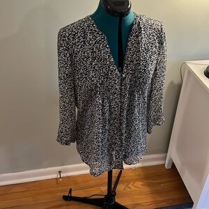 Gap sheer blue print blouse/tunic. Button detail on the front.